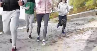 青少年活动健身<strong>跑步</strong>者<strong>运动户外运动</strong>男人和女人慢跑早晨